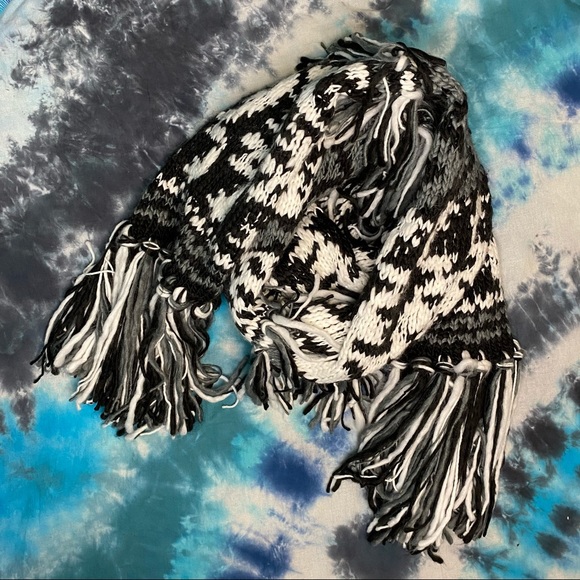 Steve Madden Cabin Fever Greyscale Scarf - Picture 2 of 6